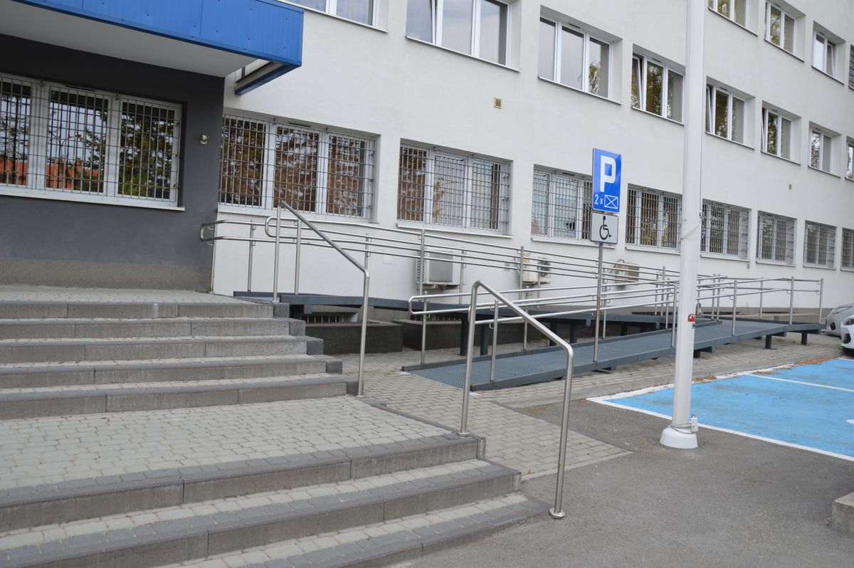 Podjazd dla osób z niepełnosprawnościami prowadzący do wejścia do budynku komendy