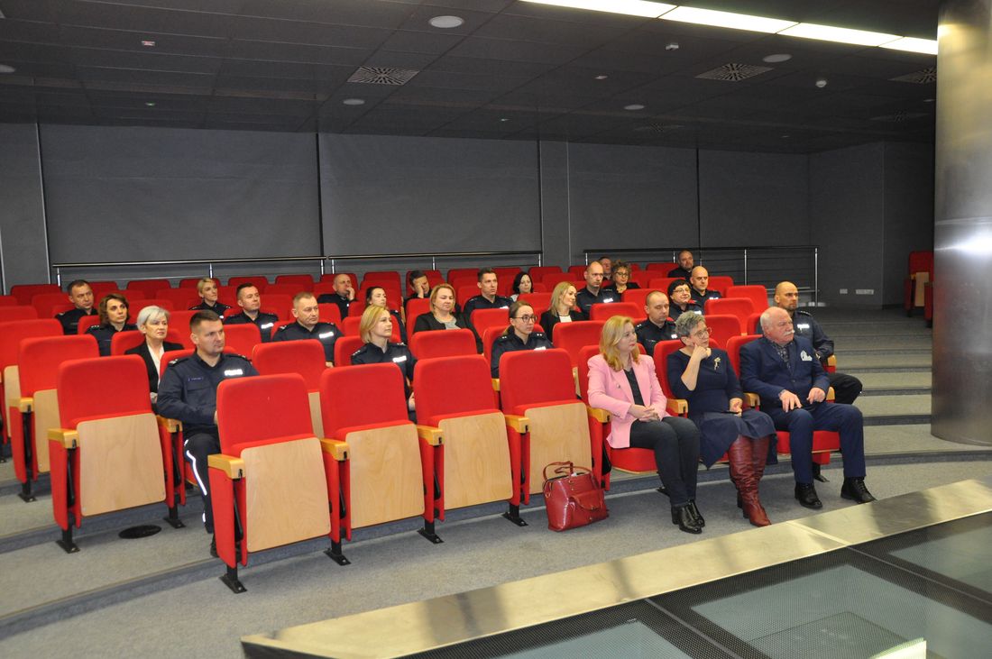 Policjanci i zaproszeni gości na sali