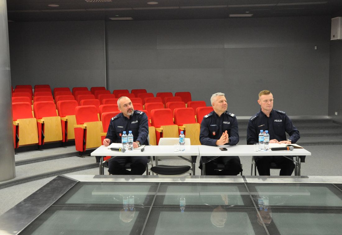 Od lewej pełniący obowiązki Komendanta Miejskiego Policji w Chełmie młodszy inspektor Marian Pisklak, Koemndant Wojewódzki Policji w Lublinie nadinspektor Artur Bielecki i Zastępca Komendanta Miejskiego Policji w Chełmie nadkomisarz Jarosław Jasina.