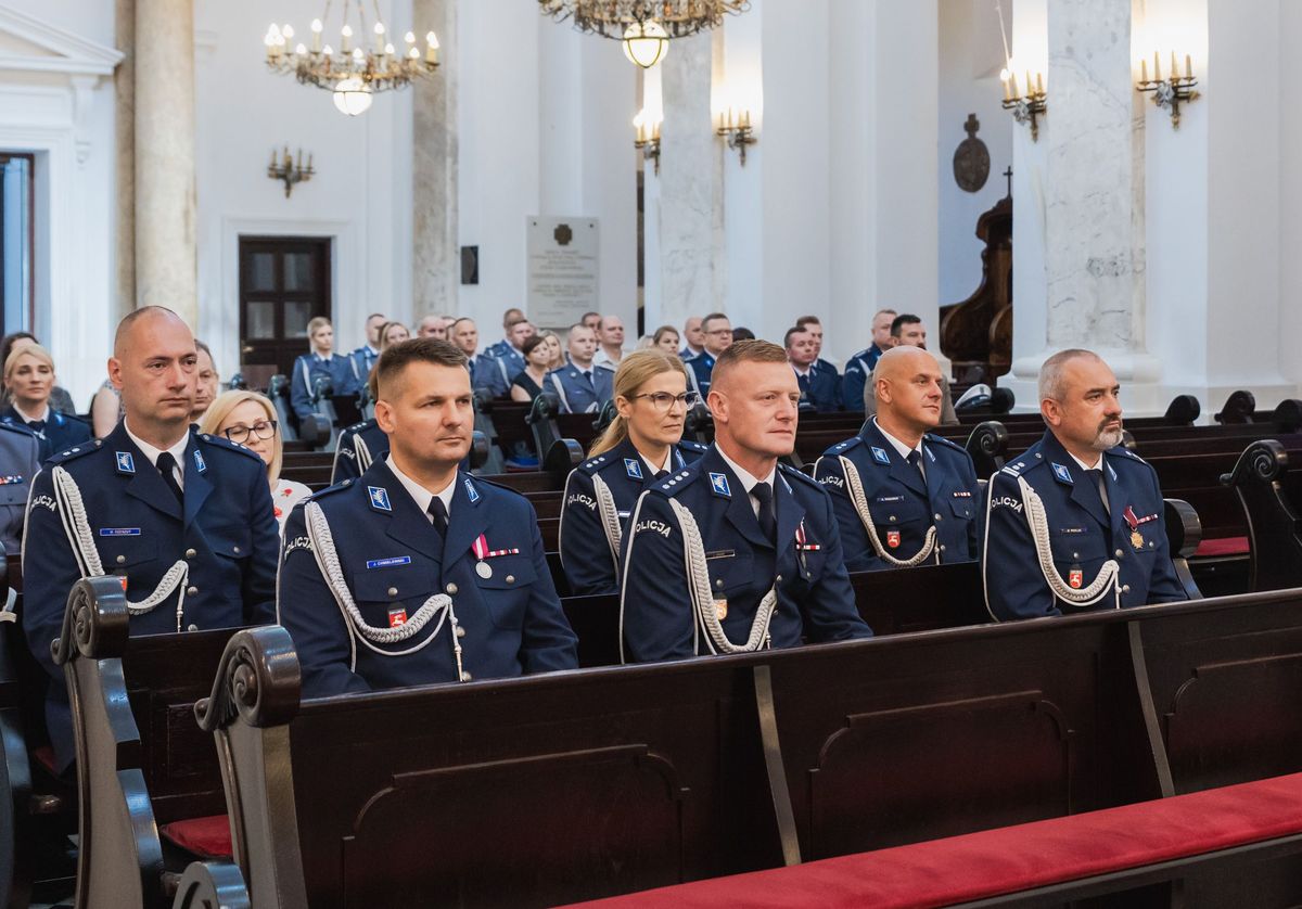 Policjanci i pracownicy podczas mszy w kościle