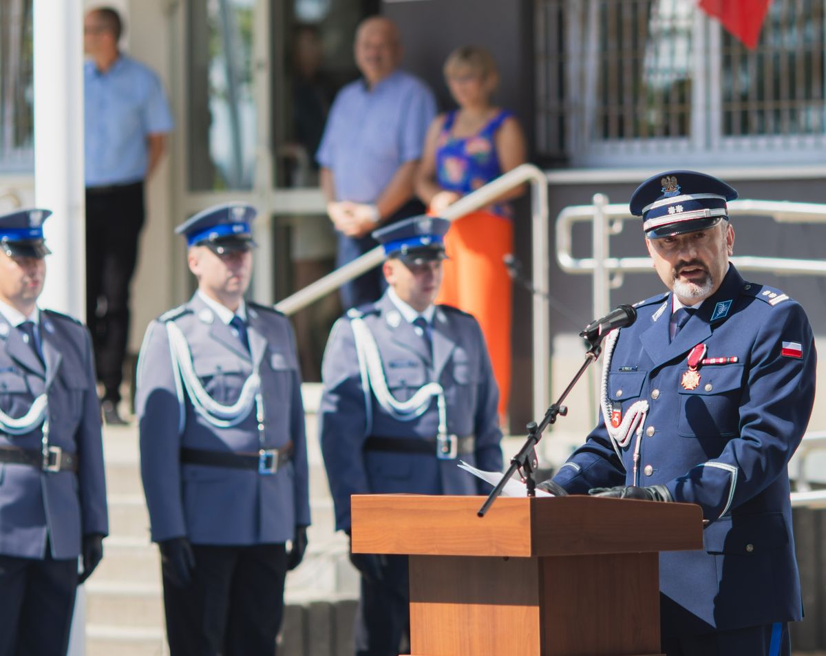 Komendanta Miejski Policji w Chełmie stojący przy mównicy wita gości i wygłasza okolicnzościowe przemówienie