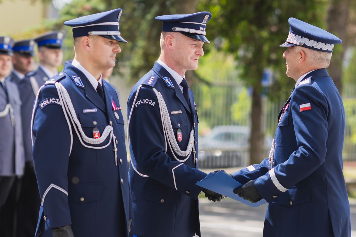 Komendant Wojewódzki Policji w Lublinie wręcza rozkazy personalne Zastępcom Komendanta Miejskiego Policji w Chełmie.