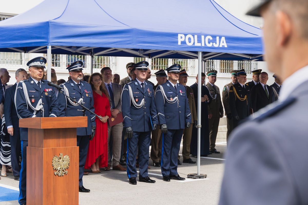 Komendant Wojewódzki Policji w Lublinie stoui przy mównica, w tle zaproszeni goście.