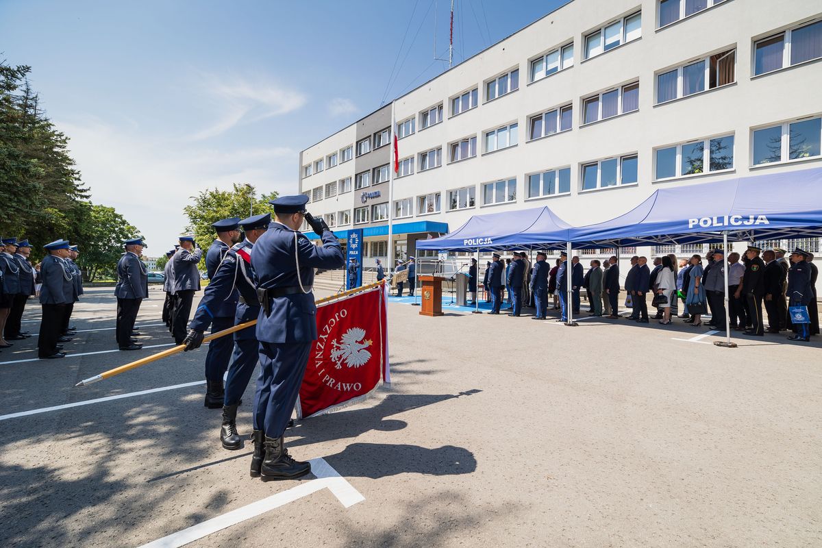 Uroczystość na placu przed budynkiem komendy