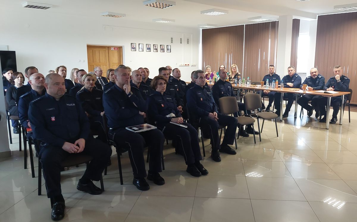 Komendant Wojewódzki Policji w Lublinie młodszy inspektor Tomas Gil, Komendant Miejski Policji w Chełmie młodszy inspektor Marian Pisklak wraz z Zastepcami oraz kadra kierownicza Komendy Miejskiej Policjanci i zaproszeni goście podczas narady słuzbowej 