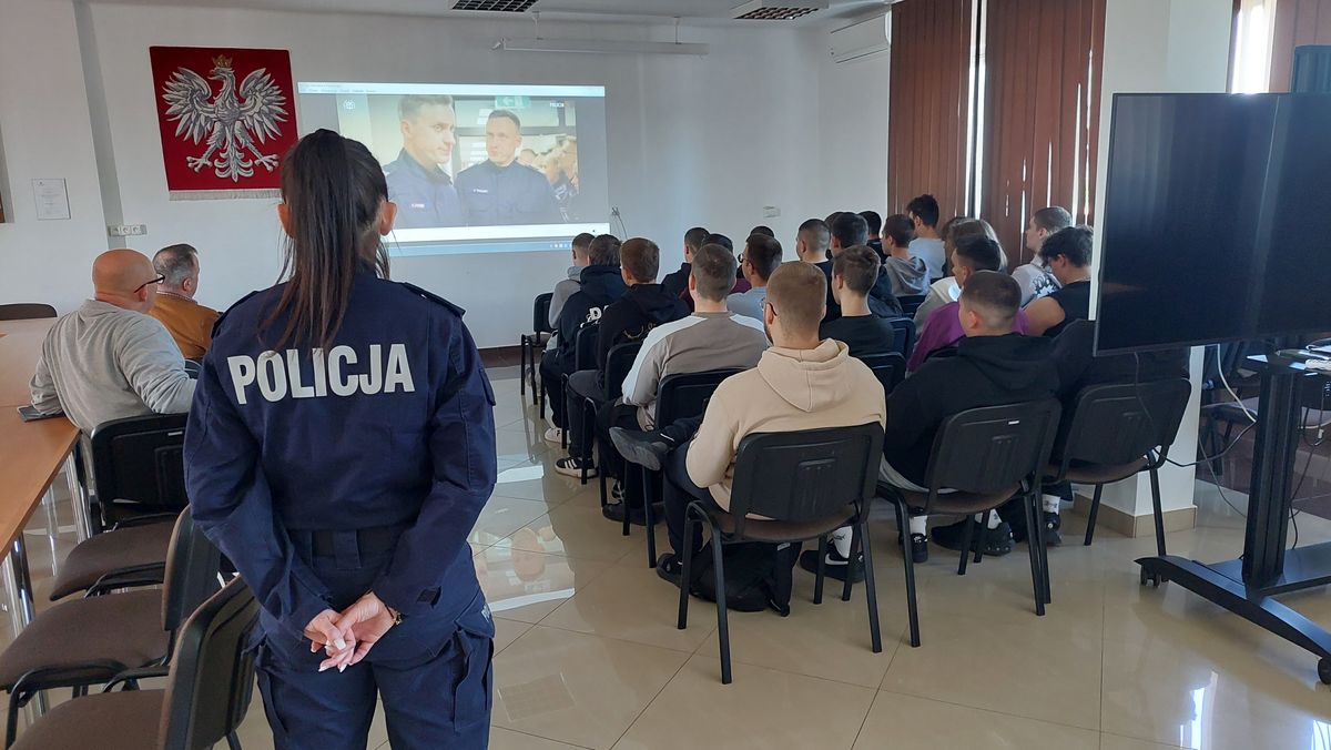 Prezentacja filmu w sali konferencyjnej komendy.
