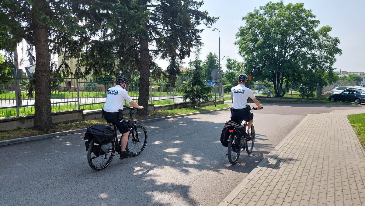 POlicjanci jadą rowerami