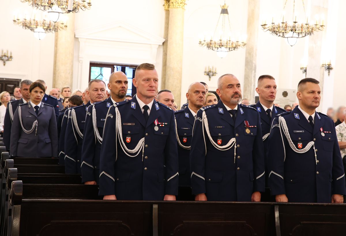 Policjanci i pracownicy komendy uczestniczą w mszy świętej
