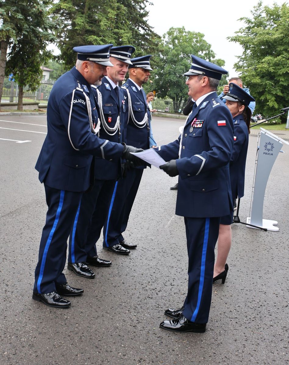 Zastępca Komendanta Wojewódzkiego Policji w Lublinie wręcza nominacje w korpusie oficerów starszych