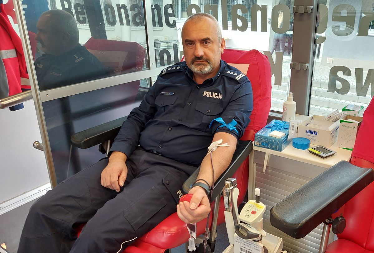 Komendant Miejski Policji w Chełmie oddaje krew