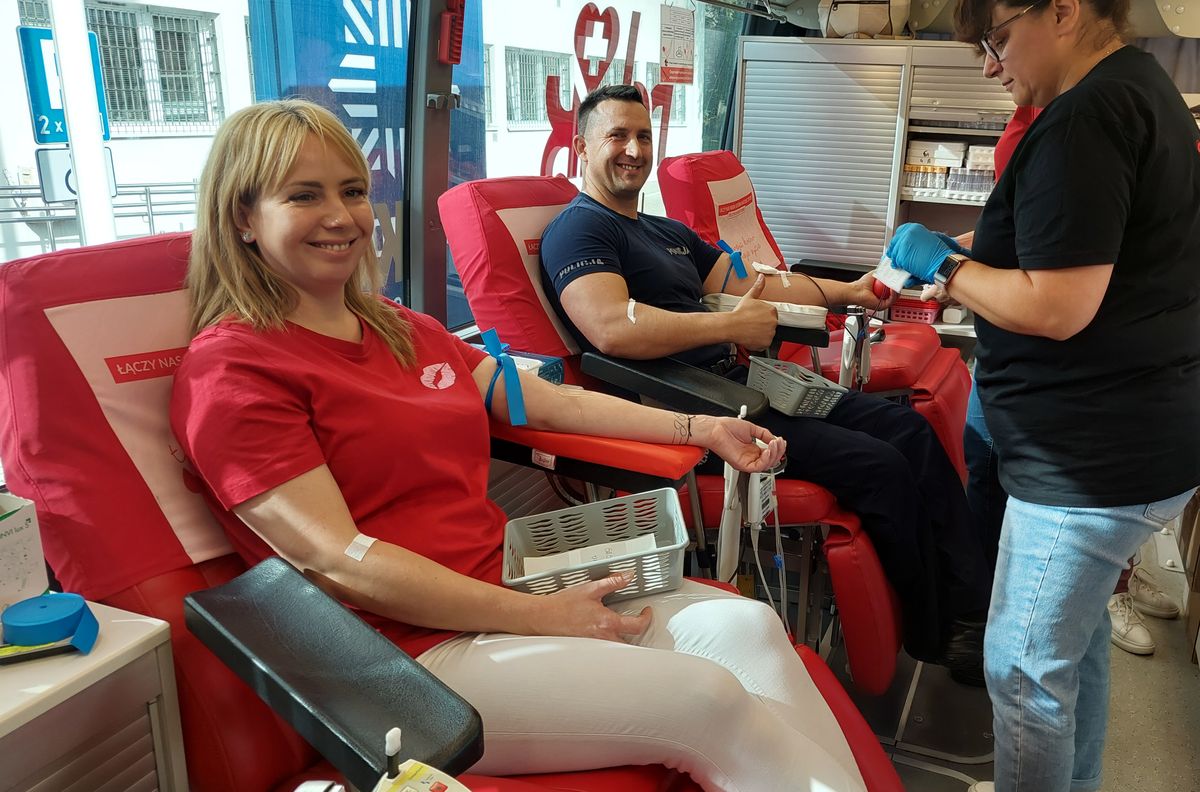 Policjanci oddają krew