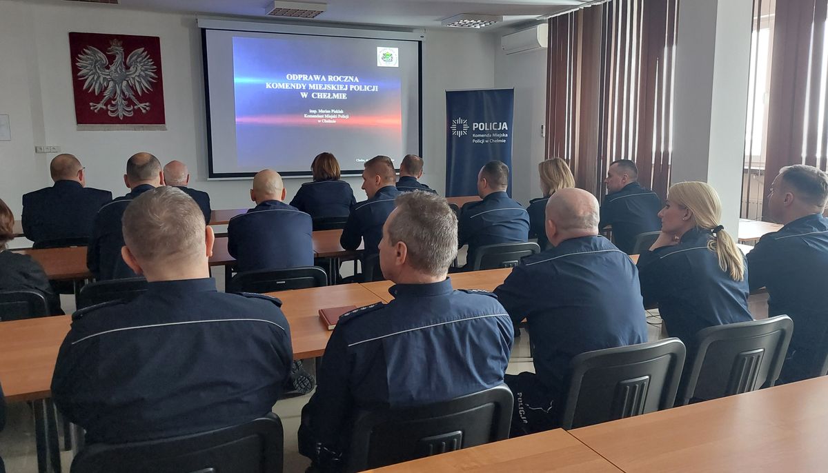 Policjanci oraz pracownicy komendy, a także zaproszeni goście podczas prezsentacji multimedialnej