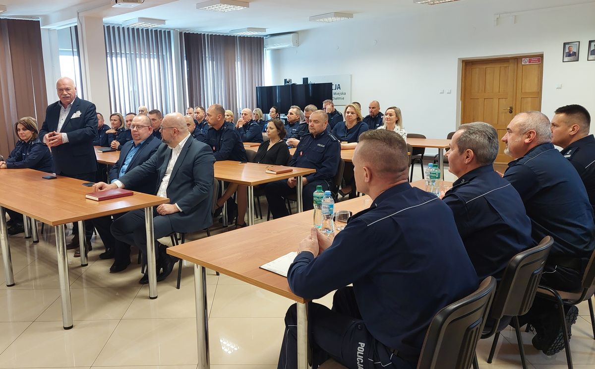 Starosta Chełmski podczas swojego wystąpienia wśród uczestników odprawy