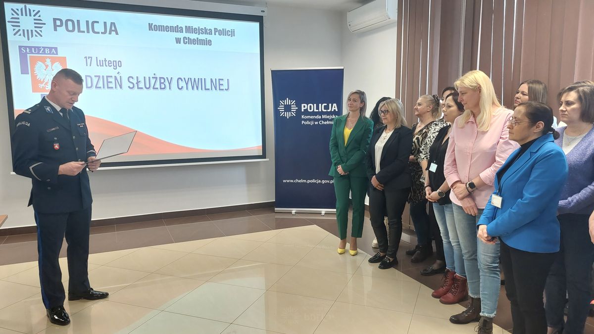 Pan Komendant odczytuje okolicznościowy adres