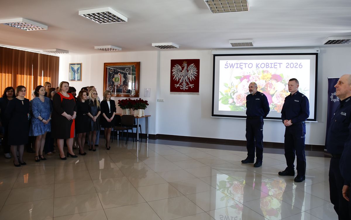 Pan Komendant składa kobietom zgromadzonym w sali konferencyjnej komendy podziekowania i życzenia