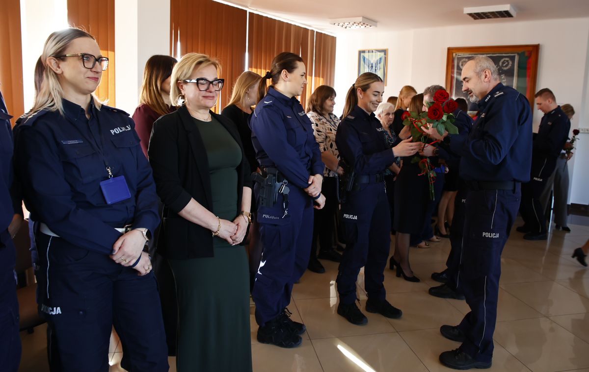 Pan Komendant wręcza kwiaty kobietom.