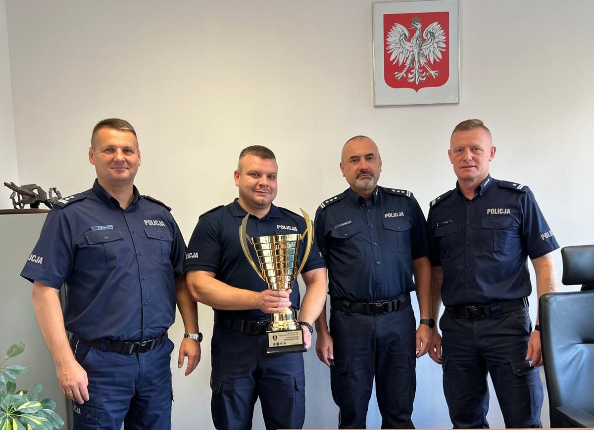 Komendant Miejski Policji w Chełmie wraz z Zastępacami pozuje z polcjantem.