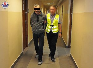 Policjant z zatrzymanym mężczyzną