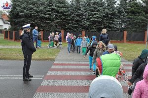 Policjantka z uczniami na przejściu dla pieszych