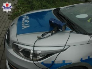 Miernik prędkości na masce radiowozu