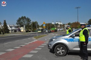Policjanci i radiowóz na ulicy