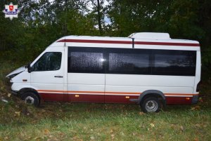 Samochód typu bus stojący na poboczu drogi