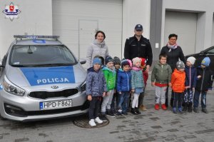 Dzieci przy radiowozie