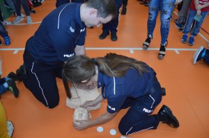 Policjanci prowadzą resuscytację