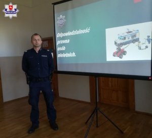Policjant na spotkaniu w szkole