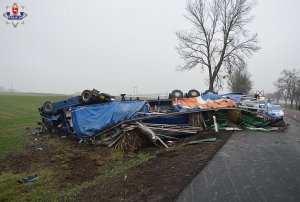 Przewrócony tir na drodze