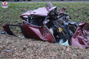 Uszkodzony samochód poza drogą