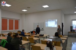 Policjant na spotkaniu z uczniami