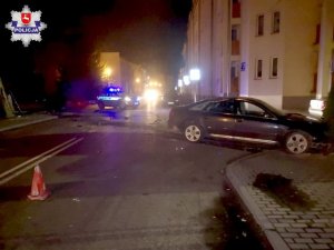 Samochód z kolizji i radiowóz na ulicy