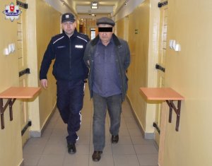 Policjant z zatrzymanym mężczyzną