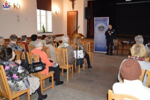 Policjantka z seniorami