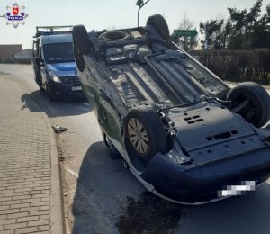 Przewrócony na dach samochód