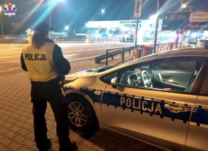 Policjant i radiowóz