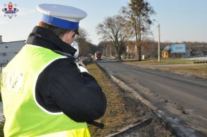 Policjant mierzący prędkość