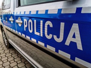 Napis Policja na drzwiach radiowozu