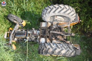 Przewrócony ciągnik rolniczy