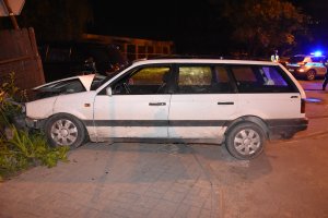 Uszkodzone samochody i policjant