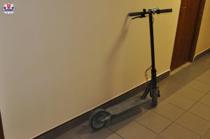 Stojąca na posadzce na korytarzu hulajnoga