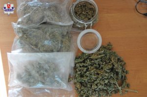 Zabezpieczona marihuana w woreczkach foliowych i słoiku.