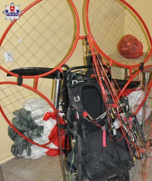 Zabezpieczona przez policjantów paralotnia w pomieszczeniu w budynku komendy.