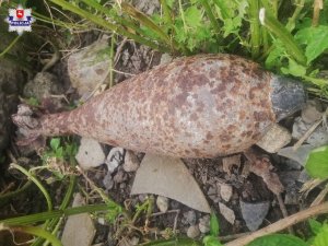 Znaleziony granat moździerzowy leżący na ziemi