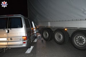 Na jezdni uszkodzony bus i tył naczepy tira