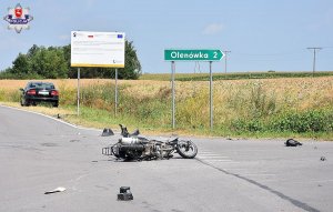 Leżący na jezdni motorower i samochód