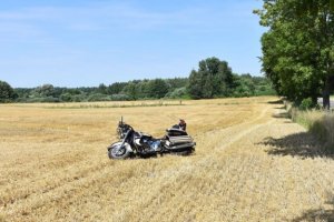 Przewrócony na polu motocykl