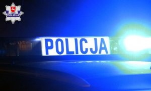 Podświetlony napis Policja na radiowozie