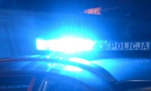 Radiowóz ze światłami pojazdu uprzywilejowanego.